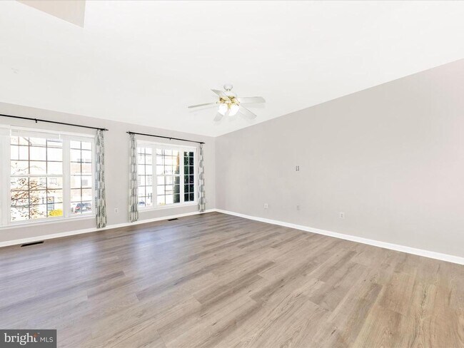 Building Photo - 2103 Paxton Terrace