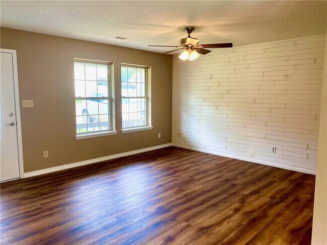 Living room - 507 Boulder Dr