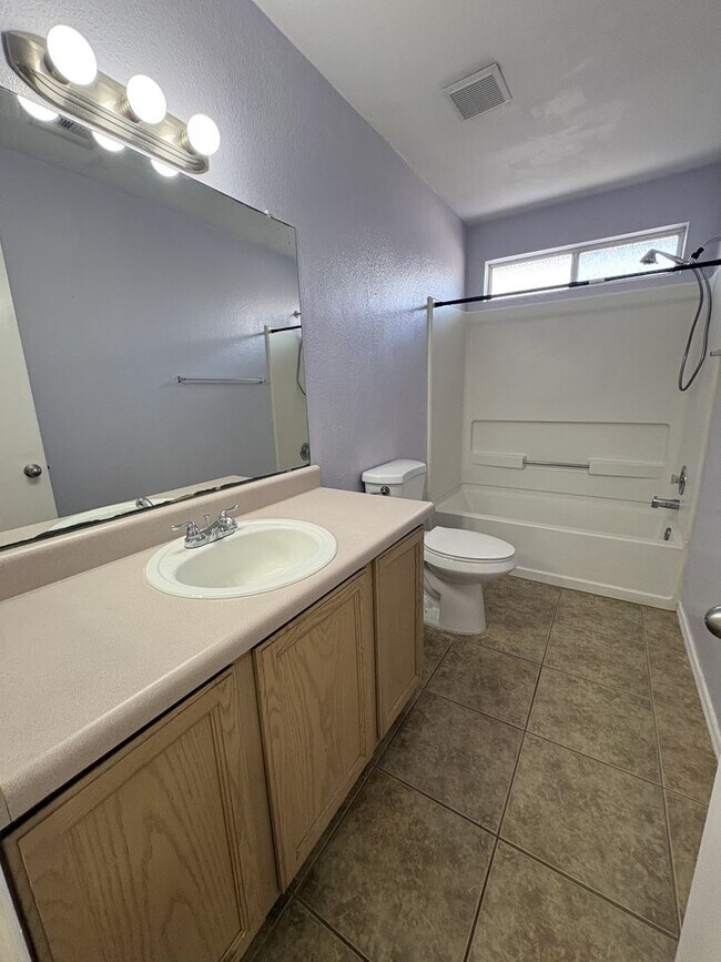 Building Photo - Move in ready east side rental