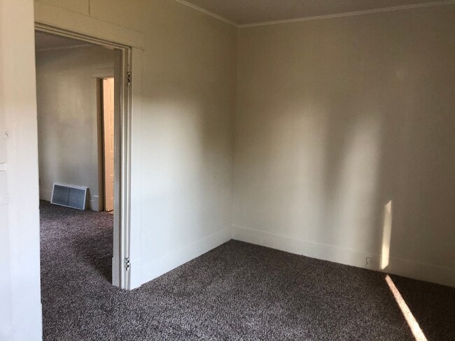 Building Photo - Adorable 3bed/1.5bath Home Close to School...