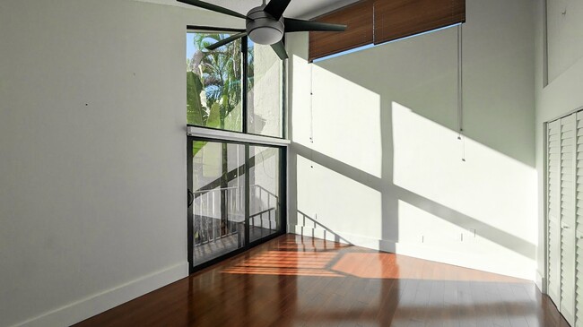 Building Photo - Spacious & Stylish Coconut Grove Townhouse!