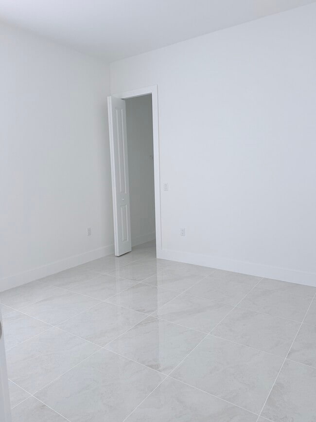 Building Photo - 2504 Vera Ave S