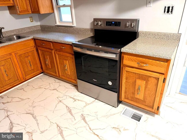 Building Photo - 5052 Lakeland Ct