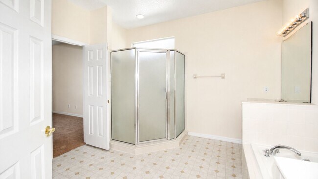 Building Photo - 1512 Lindzlu St