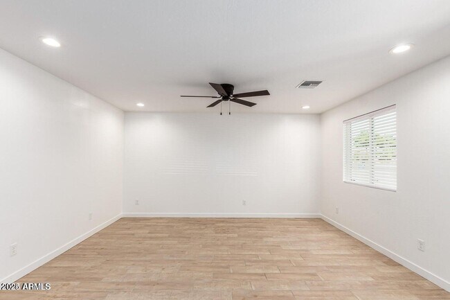 Building Photo - 511 S 98th Way