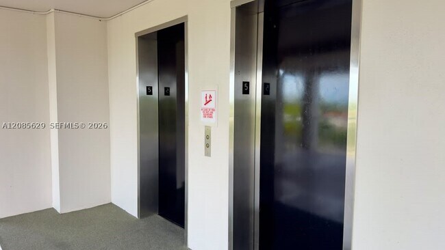 Building Photo - 3150 N Palm Aire Dr