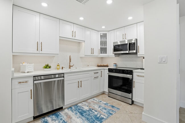 Building Photo - 3443 Gulf Shore Blvd N