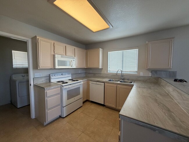 Building Photo - Corner lot townhome