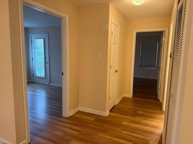 Building Photo - 551 London Ct