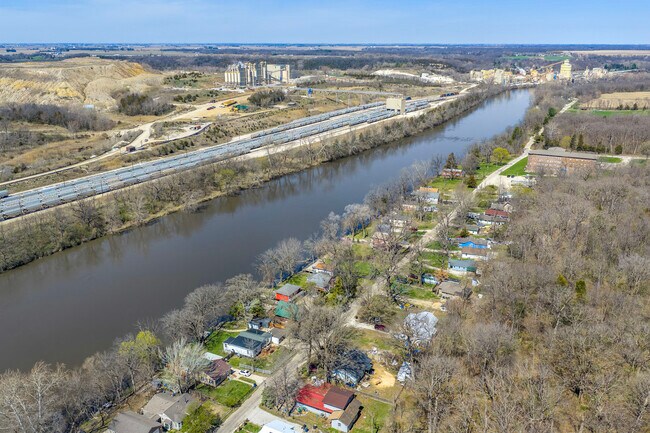 Building Photo - 3341 E 2059th Rd