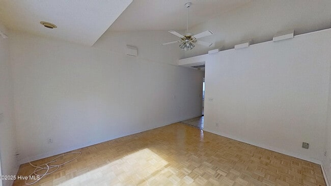 Building Photo - 303 Putnam Dr