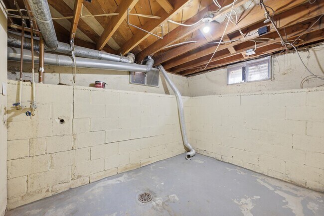 Building Photo - Spacious 3BR Home with Sunroom, Bonus Room & Large Yard
