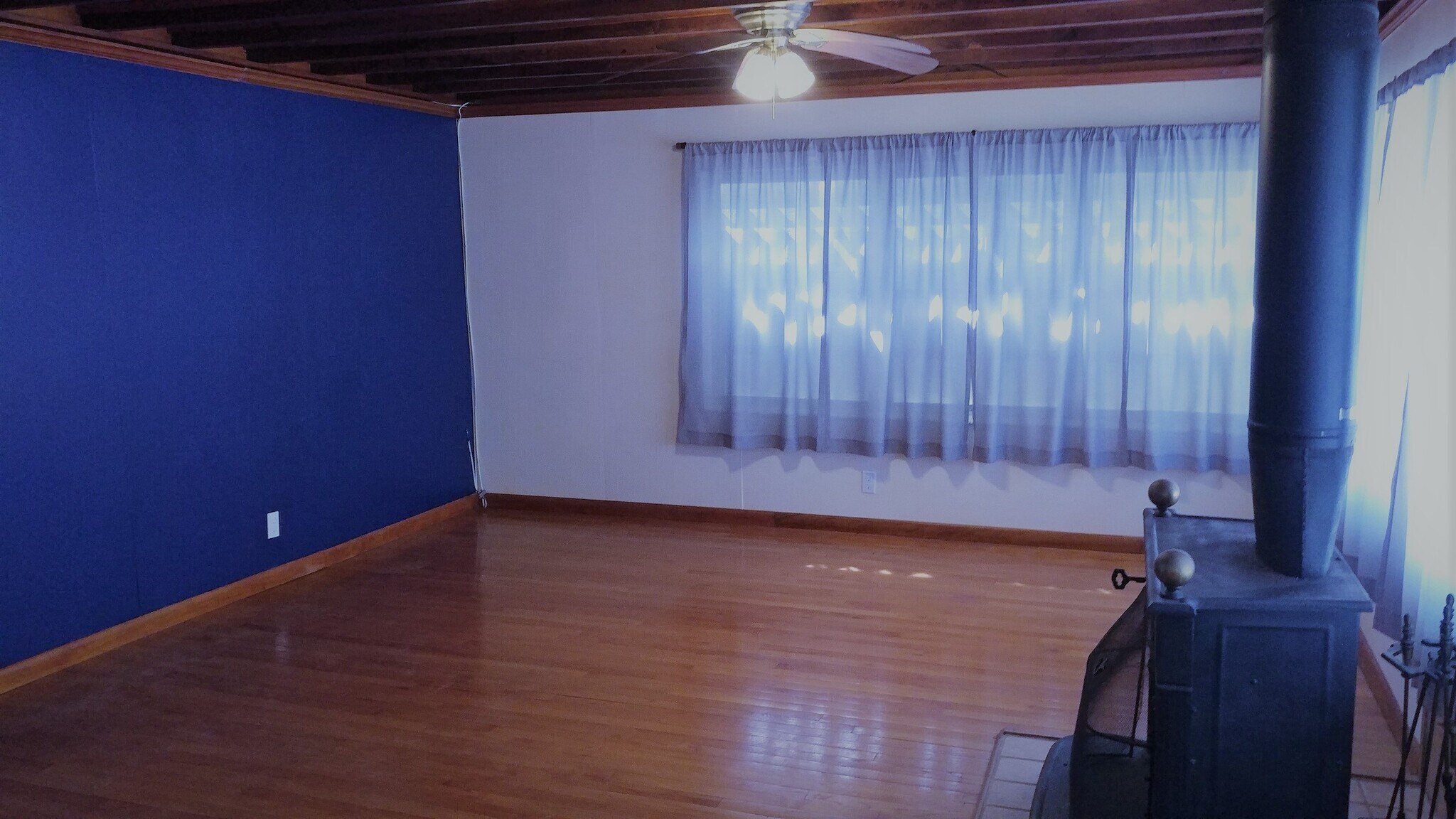 Extra-large living room - 1946 Lincoln St