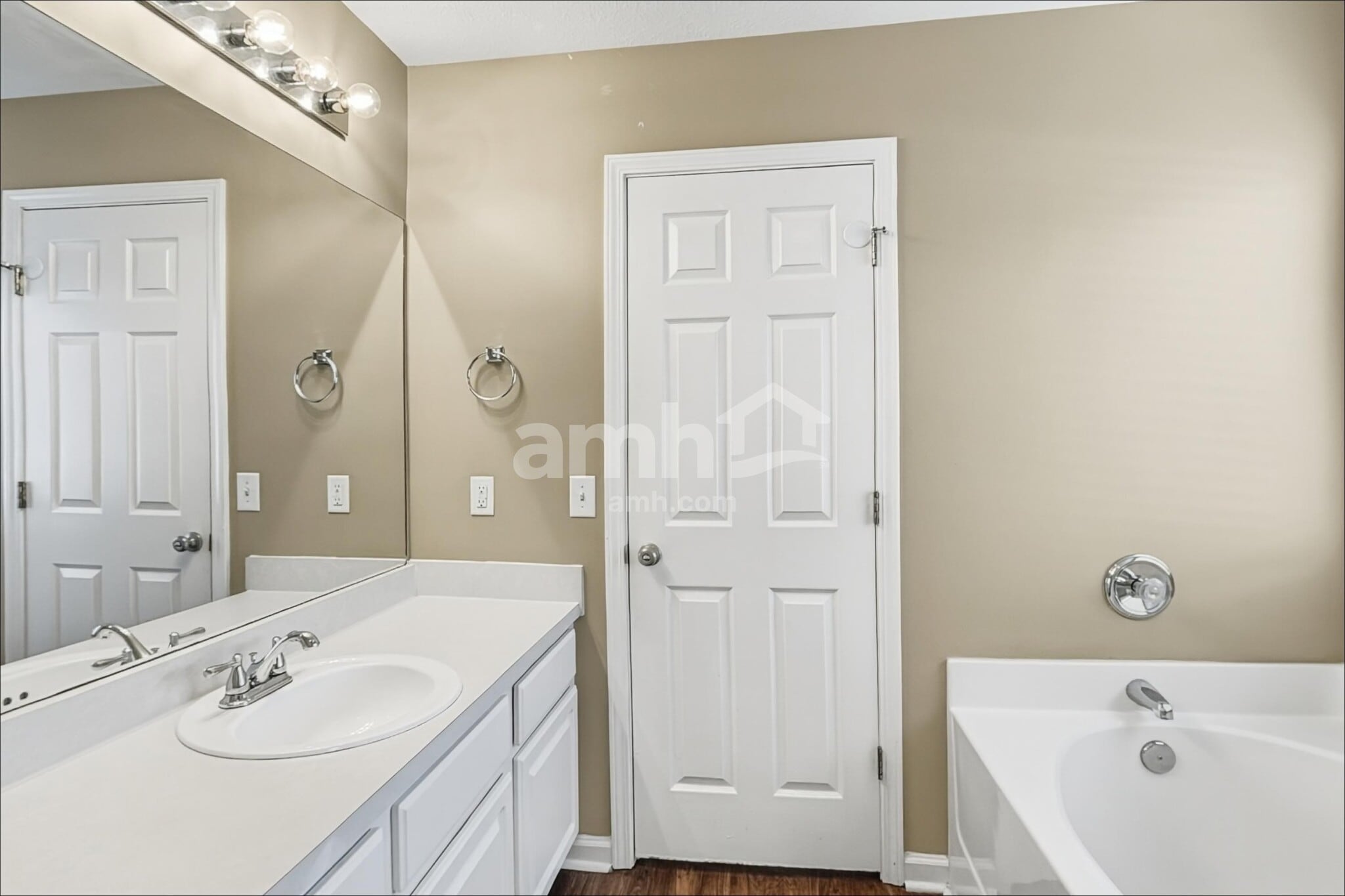 Building Photo - 4060 Longfellow Dr