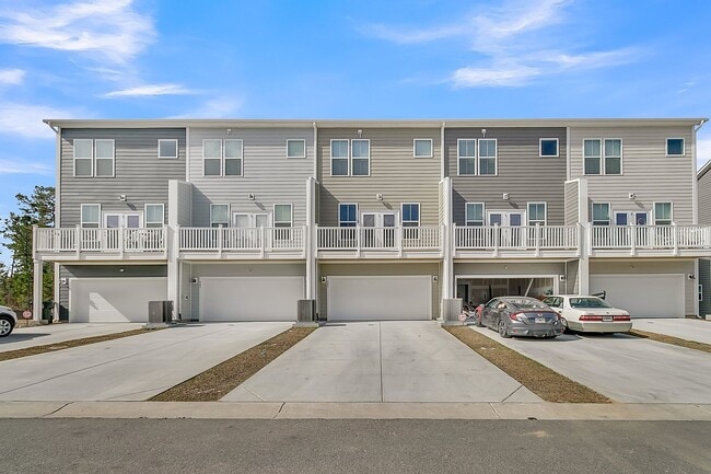 Building Photo - Modern Townhome in Prime Moncks Corner Loc...