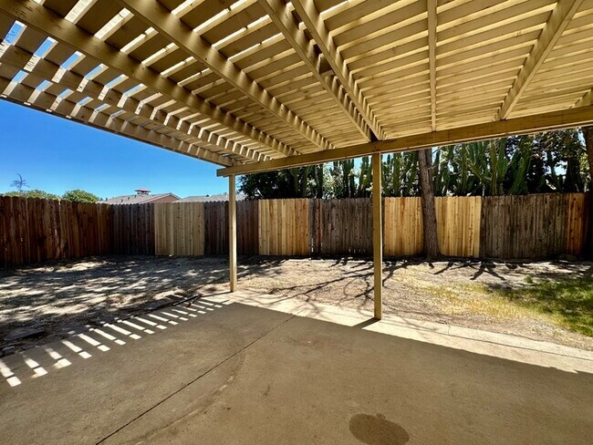Building Photo - Charming 2 bedroom 2 bathroom home located in south Sacramento!