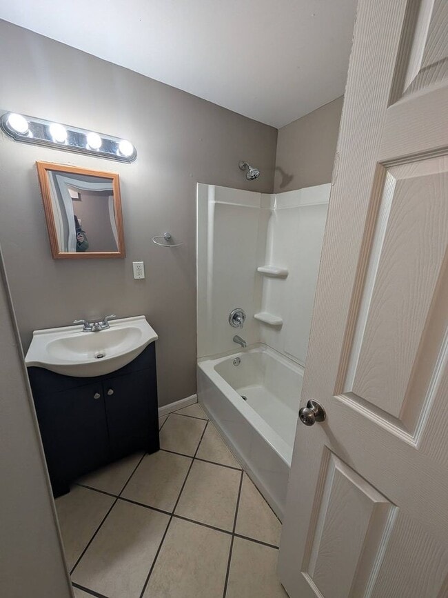 Building Photo - Cute 3 bedroom in New Lebanon