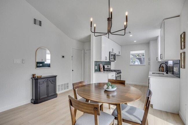 Building Photo - 2104 Andover Dr