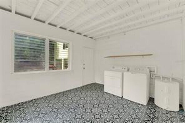 Building Photo - 1016 Alba Dr