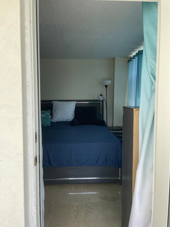 Building Photo - 1237 Hillsboro Mile