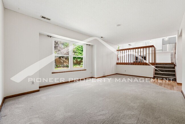 Building Photo - Spacious Home with Washer/Dryer and Central AC