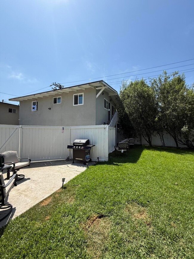 Building Photo - 1313 Cliff Dr