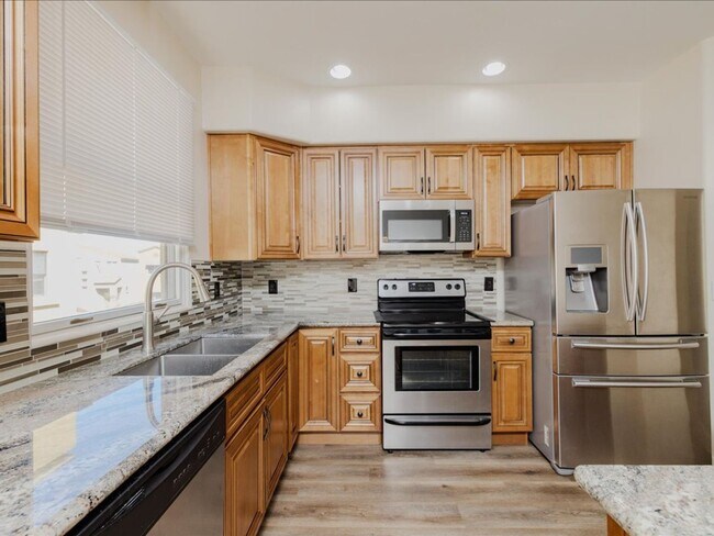 Building Photo - 3 Bedroom, 2.5 Bath CATALINA MOUNTAIN VIEWS! ROOF TOP CABANA!!