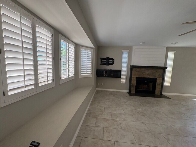 Building Photo - 2Bed/2Bath Townhouse in North Scottsdale! Ready for Immediate Move-In! -- 2 CAR GARAGE!