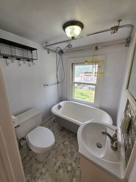 Building Photo - 420 Birney S St