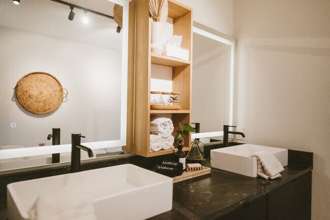 Building Photo - 503 NW D St