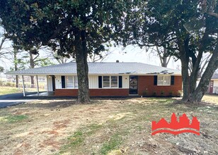 Building Photo - 4760 Woodridge Dr