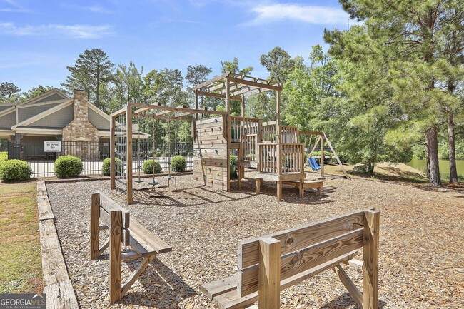 Building Photo - 405 Lakeview Way