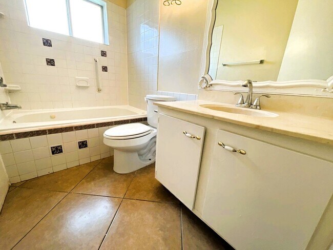 Building Photo - 5615 Lynngate Dr