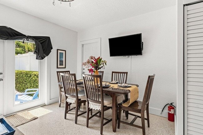 Building Photo - 340 NE 7th Ave