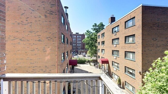 Building Photo - 371 Harvard St