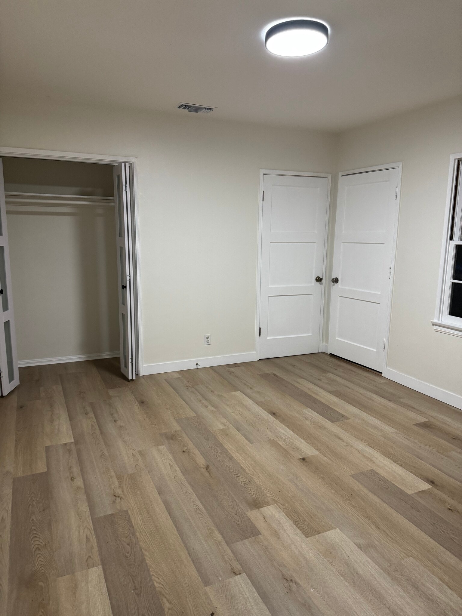 Building Photo - 13345 Burbank Blvd