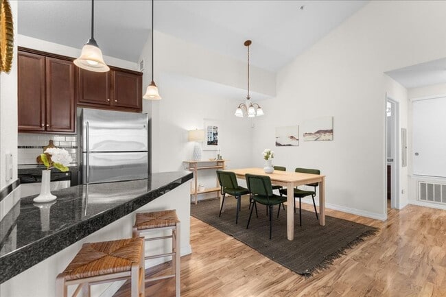 Building Photo - Beautiful 2 Bed 2 Bath Condo in Central Fo...