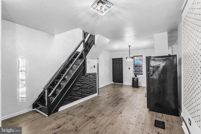 Building Photo - 811 W Schiller St