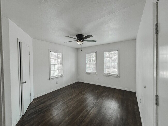 Building Photo - Cute 2/2 with lots of character!