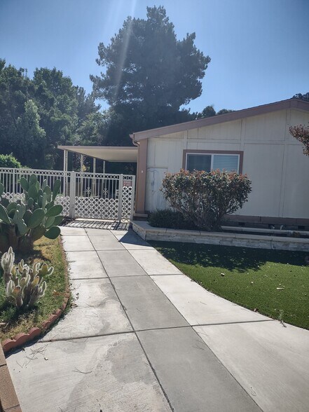 Building Photo - 512 De Soto Dr