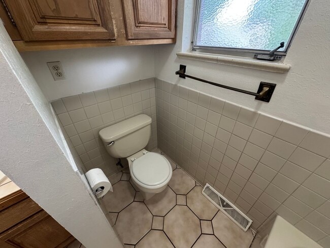 Building Photo - Spacious 3-Bed, 2-Bath Home with Included ...