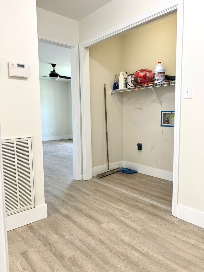 Building Photo - 157 Monarch Ln