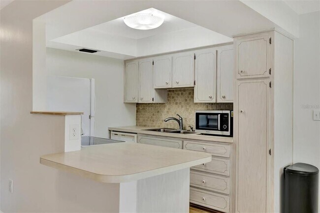 Building Photo - 650 Pinellas Point Dr S