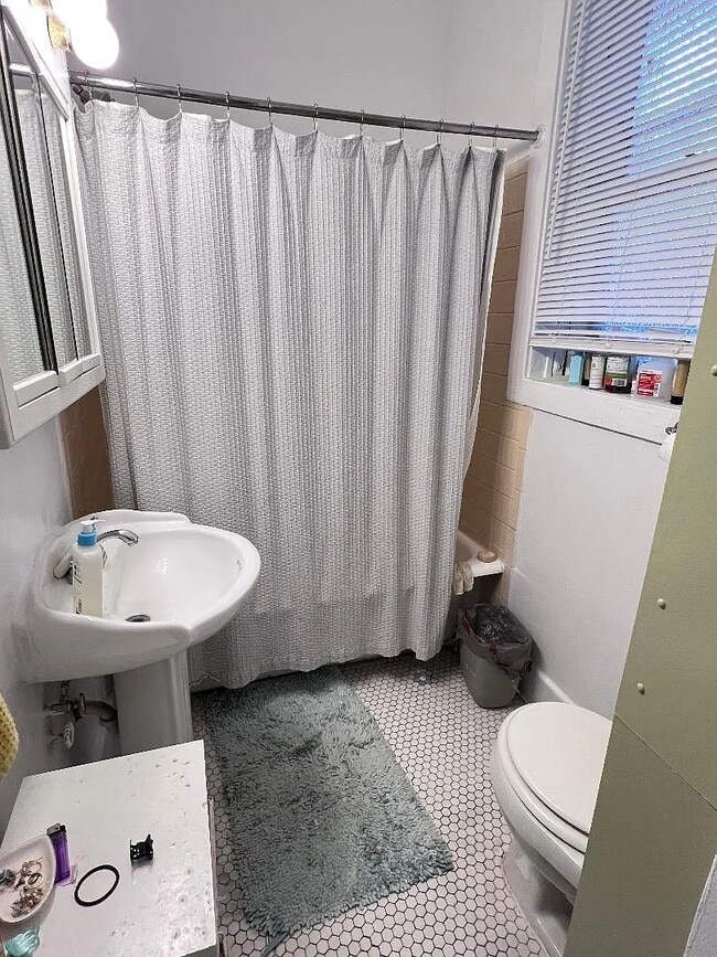 Building Photo - 4538 N Wolcott Ave