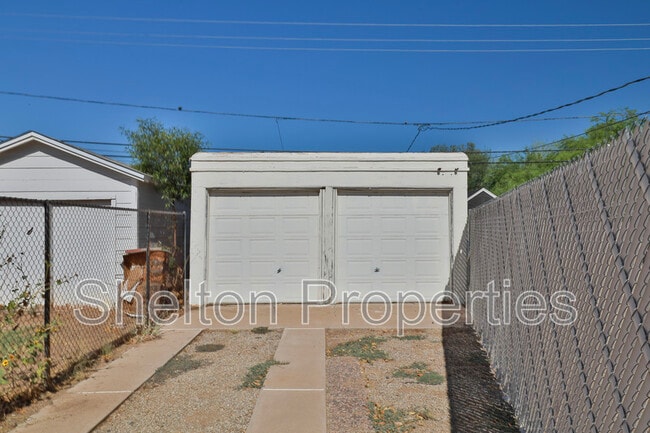 Building Photo - 1802 N Laurel Ave