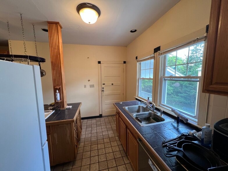 Kitchen - 854 Sumner Ave