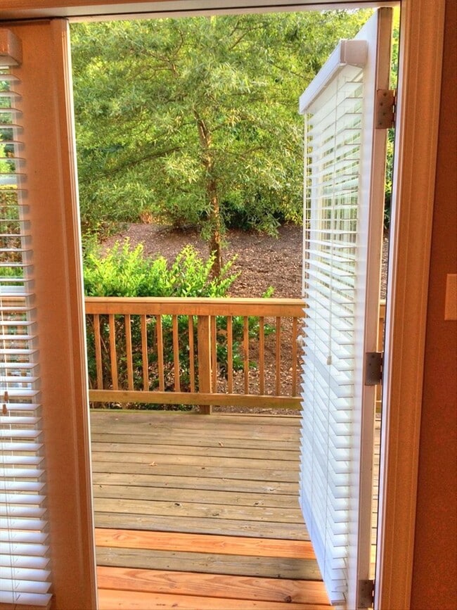 Building Photo - Beautiful 3 Bedroom / 2.5 Bathroom Townhome - Available End of June!