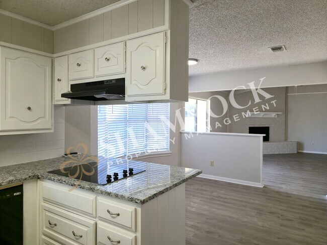 Building Photo - 3/2 Hewitt Home