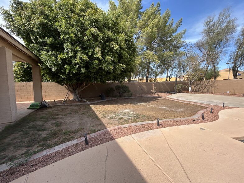 Building Photo - 9885 S La Rosa Dr