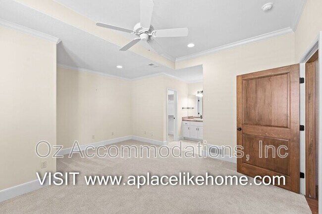 Building Photo - 16690 Country Club Dr